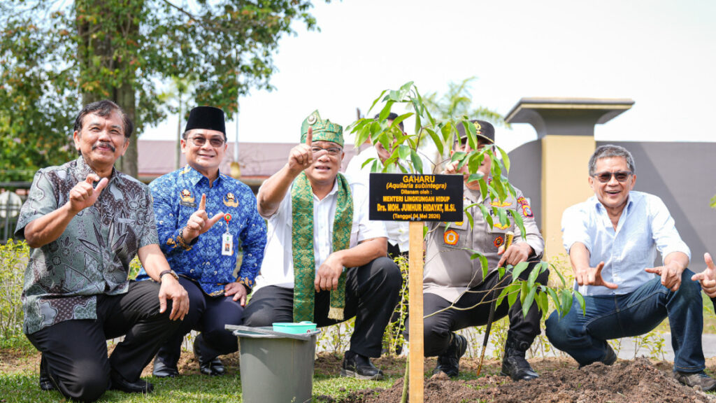 Menteri Lingkungan Hidup Moh Jumhur Hidayat mendorong penerapan Green Policing bersama Polda Riau untuk perlindungan lingkungan.