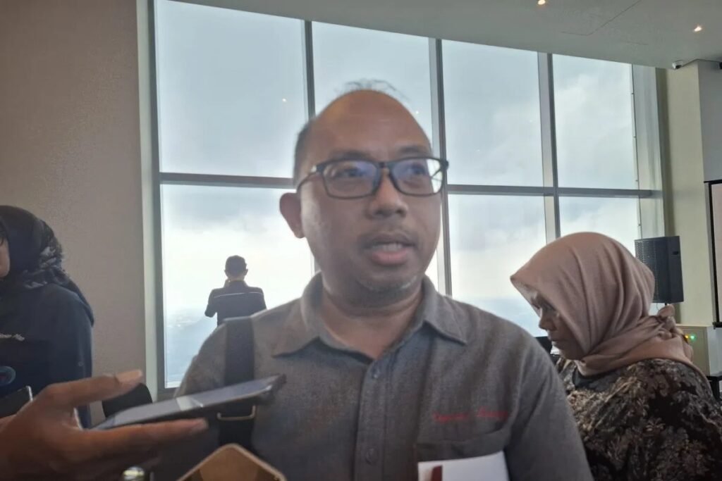 Kepala Direktorat Analisis Informasi dan Manajemen Krisis Pasar Modal, Keuangan Derivatif, dan Bursa Karbon OJK, Bayu Samodro, memberikan pemaparan mengenai peluang ekonomi hijau dalam skema pasar karbon.