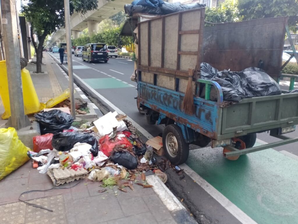 DPRD DKI mendesak Pemprov massifkan edukasi dan sanksi guna ubah paradigma warga dari membuang menjadi mengolah sampah.