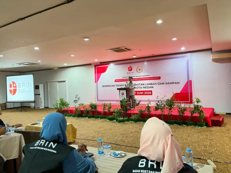 Anggota DPR RI Komisi X Fraksi PDI Perjuangan, dr Sofyan Tan, membuka Bimbingan Teknis Pemanfaatan Limbah dan Sampah Plastik Kota Medan yang diselenggarakan BRIN di Medan, Sabtu (27/6).