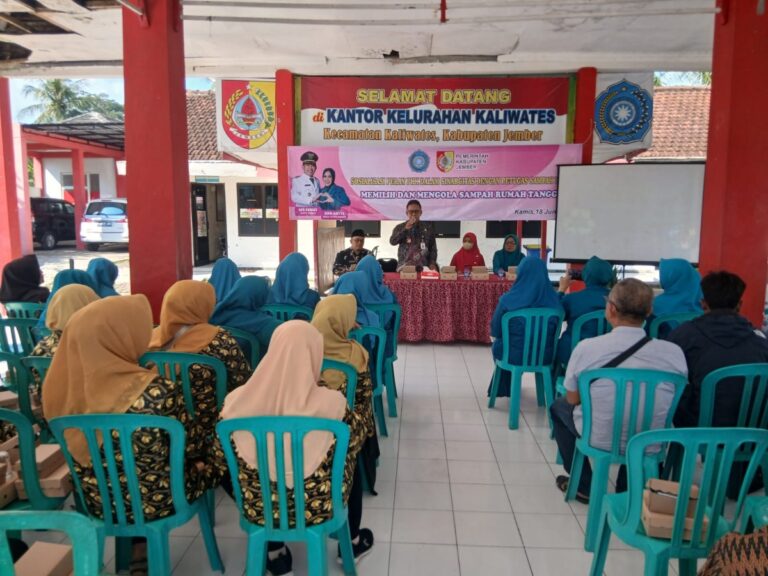 Kelurahan Kaliwates Kabupaten Jember gelar sosialisasi pemilahan sampah rumah tangga bersama PKK demi wujudkan lingkungan bersih dan sehat.