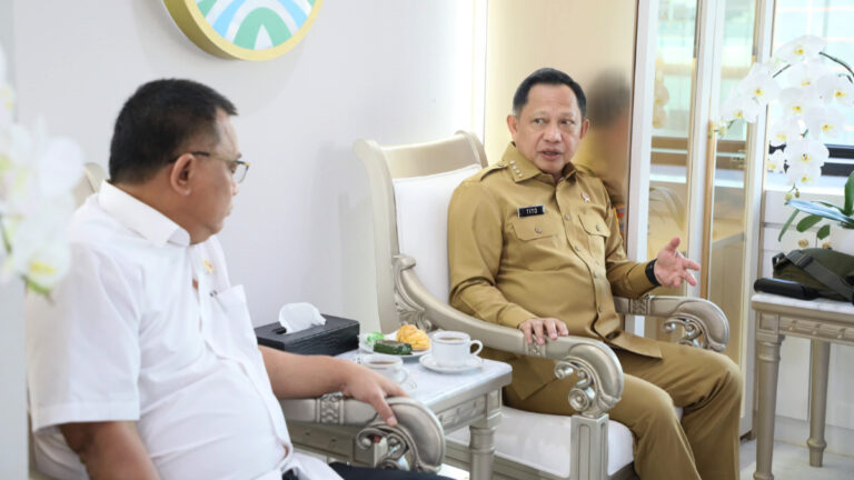 Menteri LH Moh Jumhur Hidayat susun roadmap kelola 100% sampah pada 2028, targetkan TPA open dumping tuntas di 2026.