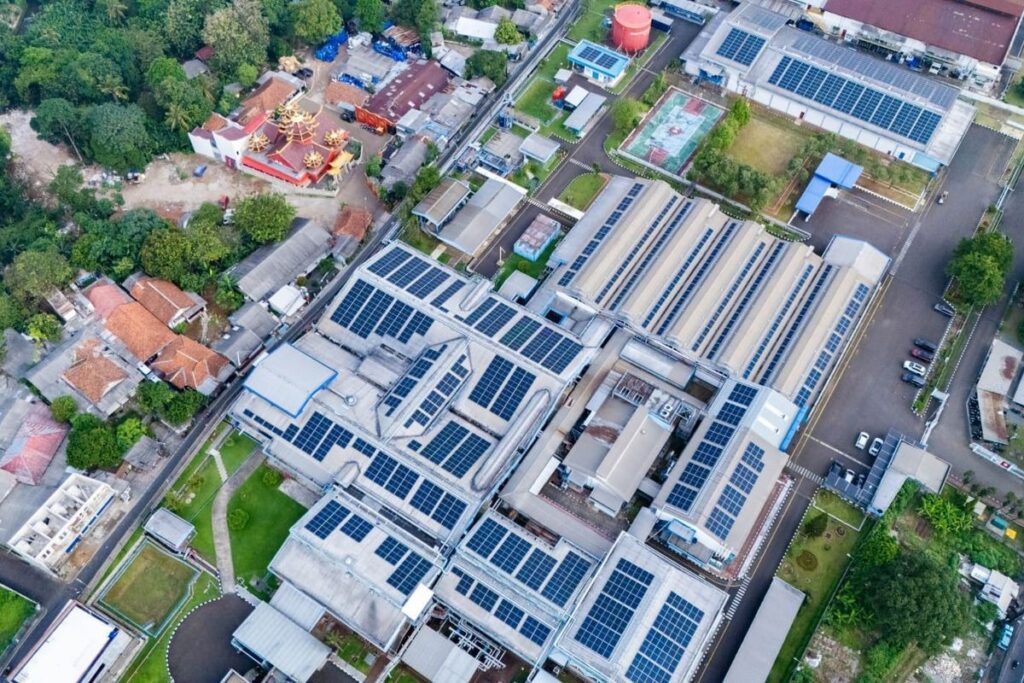 PT IHI gandeng SUN Energy operasikan PLTS 777,98 kWp di Jakarta Timur demi tekan emisi karbon industri kesehatan global.