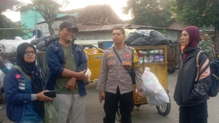 Upaya Tiga Pilar Patangpuluhan awasi Depo Gedongkiwo guna cegah tumpukan sampah Yogyakarta dan edukasi pilah sejak dari rumah.
