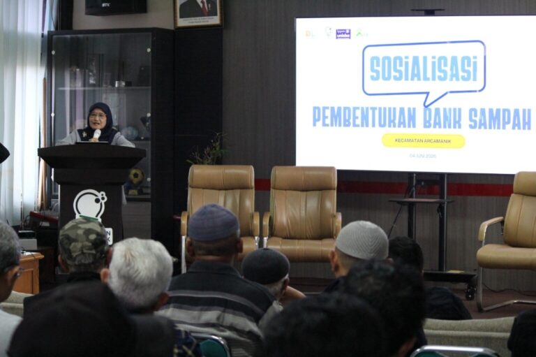 Ketua Lembaga Penelitian dan Pengabdian kepada Masyarakat (LPPM) Unisba, Prof. Dr. Neni Sri Imaniyati, S.H., M.Hum., mengungkapkan bahwa daya tampung tempat pembuangan akhir yang semakin kritis harus disikapi secara cepat. Ia mengapresiasi warga yang bersedia menjadi pengelola bank sampah sebagai pejuang garda depan lingkungan.