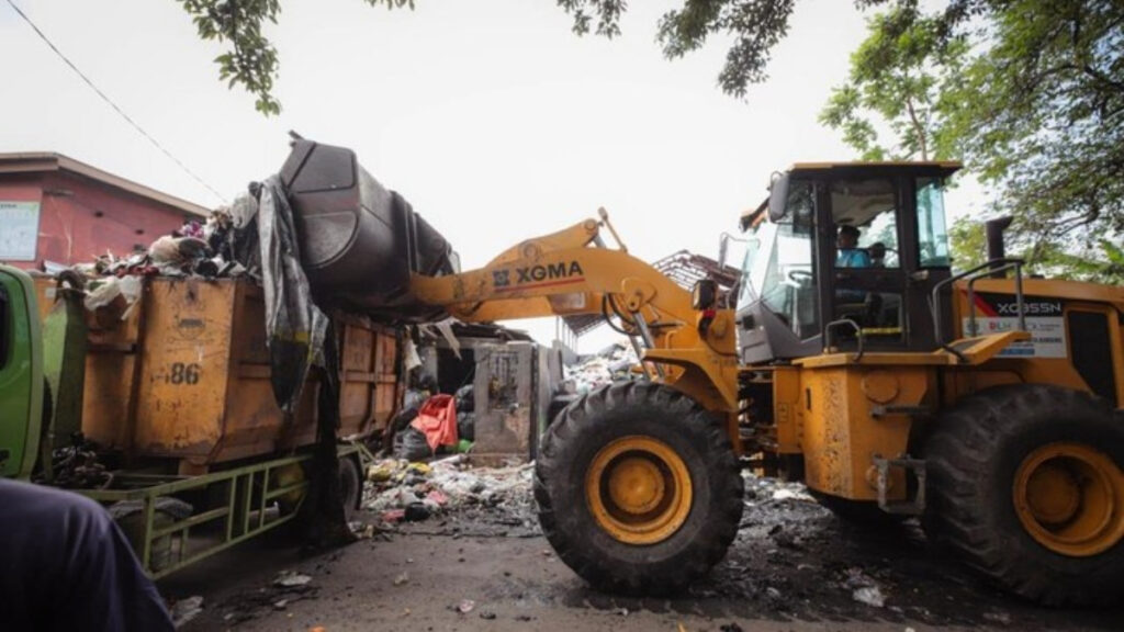 Wali Kota Muhammad Farhan meminta Pemprov Jabar menetapkan status darurat sampah di Kota Bandung akibat penumpukan pascalibur.