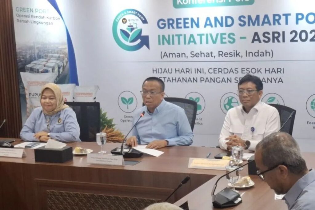 (Dari kiri) Deputi Kemenko Pangan Nani Hendiarti dan Tatang Yuliono, bersama Dirjen Perhubungan Laut Kemenhub Muhammad Masyhud, memberikan paparan dalam konferensi pers Green and Smart Port Initiatives (GSPI) ASRI 2026 di Jakarta, Rabu (1/7/2026).