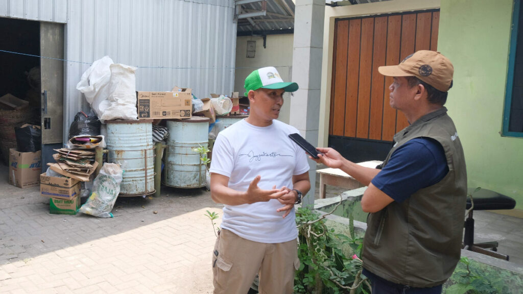 Ananto Iswaro, Pelopor Gerakan Sedekah Sampah di Masjid Al-Muharram Bantul mengubah sampah menjadi manfaat sosial sekaligus menumbuhkan kepedulian warga. (Foto: dok. Humas KLH)