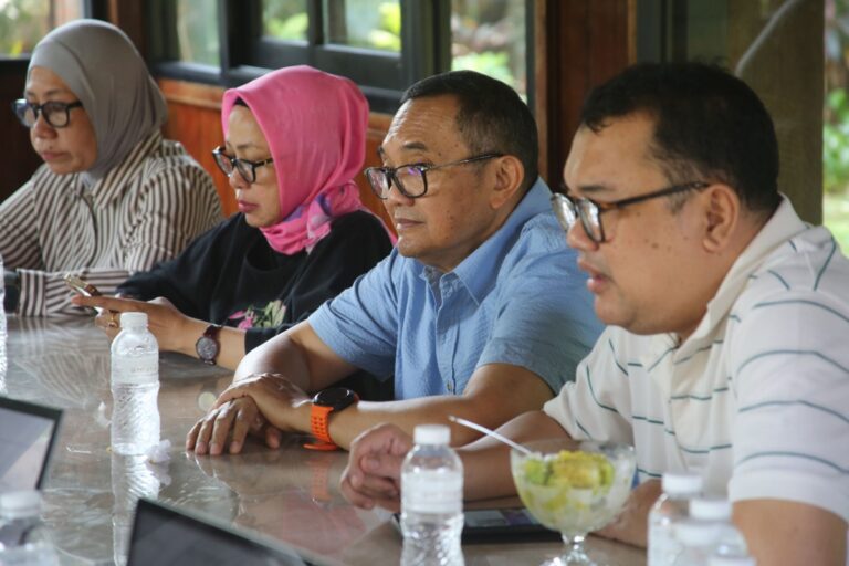 DMB Global memperkuat kolaborasi dengan Atkarbonist dan LSP Takarsa untuk mendukung tata kelola karbon berkelanjutan.