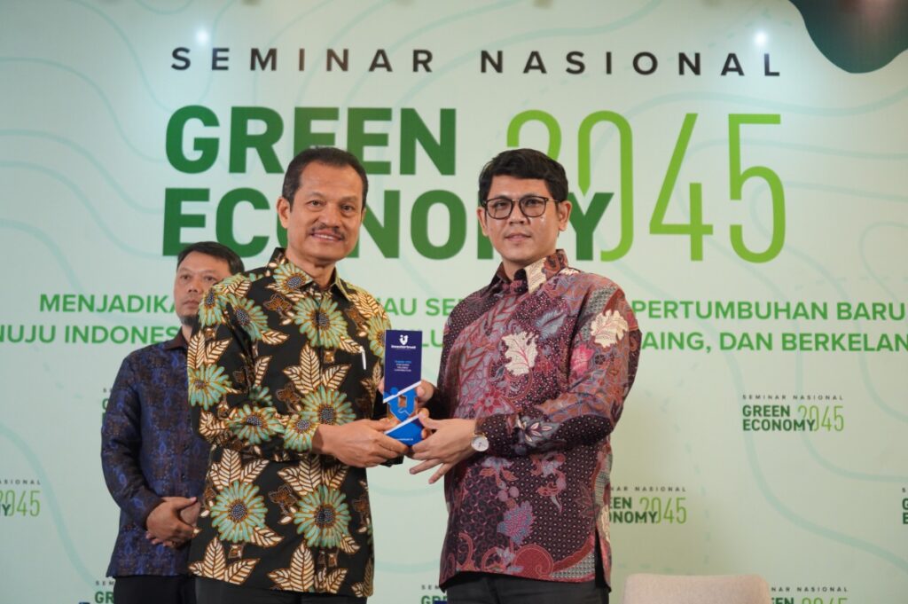 Ekonomi hijau berpotensi jadi mesin pertumbuhan baru Indonesia, tetapi industri solar PV perlu mengejar teknologi China.