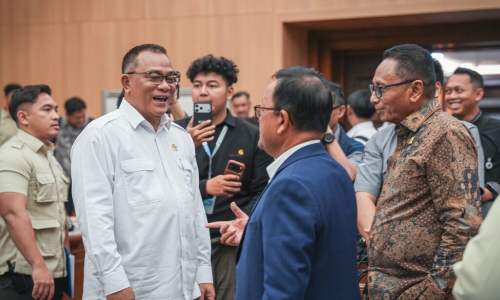 Menteri LH/Kepala BPLH Moh Jumhur Hidayat berbincang dengan Wakil Ketua Komisi XII DPR RI Sugeng Suparwoto dalam rapat kerja bersama Komisi XII DPR RI, Jakarta, Rabu (16/9/2026). (Foto: dok/ Humas KLH)