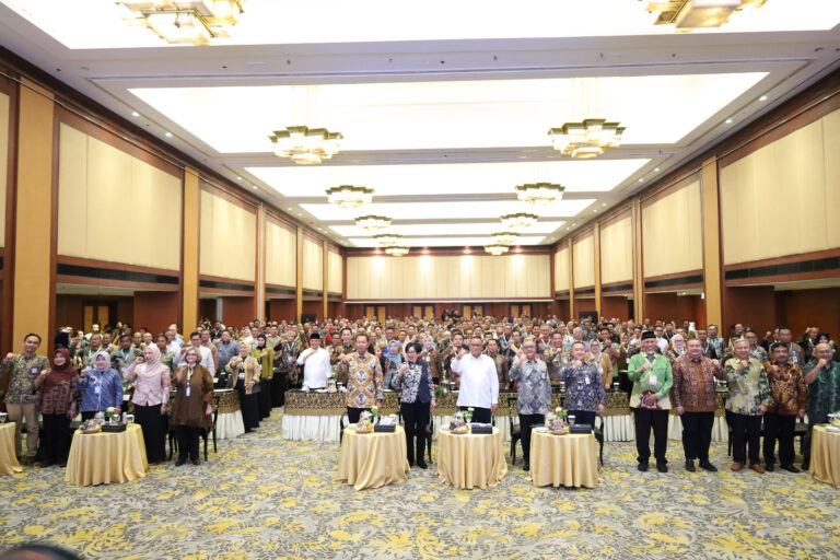 KLH/BPLH memperkuat peran 124 kepala daerah dalam perdagangan karbon, penurunan emisi, dan pembangunan rendah karbon berkelanjutan.