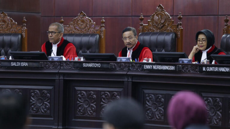 MK menolak gugatan UU Pengelolaan Sampah. Warga tetap memiliki hak mengadu terkait pencemaran lingkungan demi menjaga kelestarian alam.