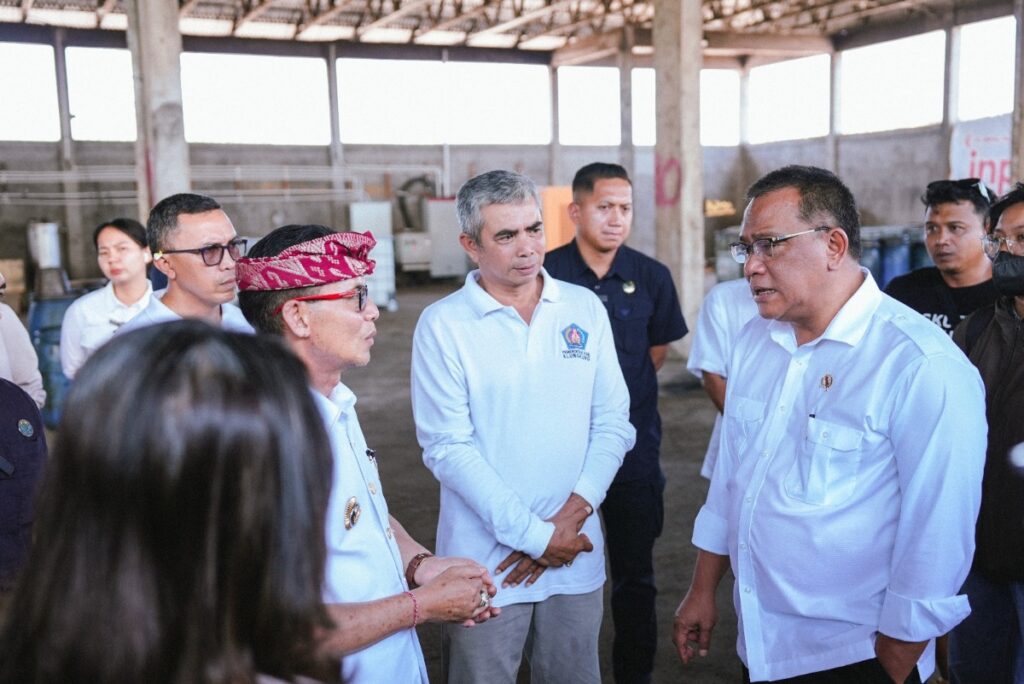 Menteri LH Moh Jumhur Hidayat meninjau pengolahan sampah menjadi energi di Klungkung, Bali.