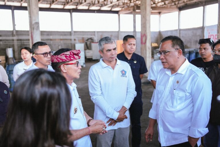 Menteri LH Moh Jumhur Hidayat meninjau pengolahan sampah menjadi energi di Klungkung, Bali.