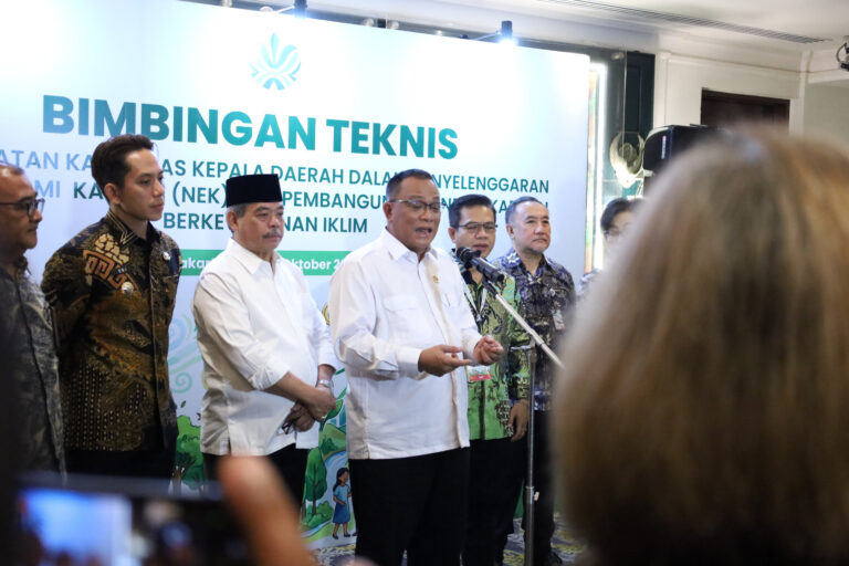 KLH/BPLH mendorong mangrove dan pengelolaan sampah menjadi peluang ekonomi karbon dengan manfaat yang diharapkan menjangkau masyarakat dan daerah.